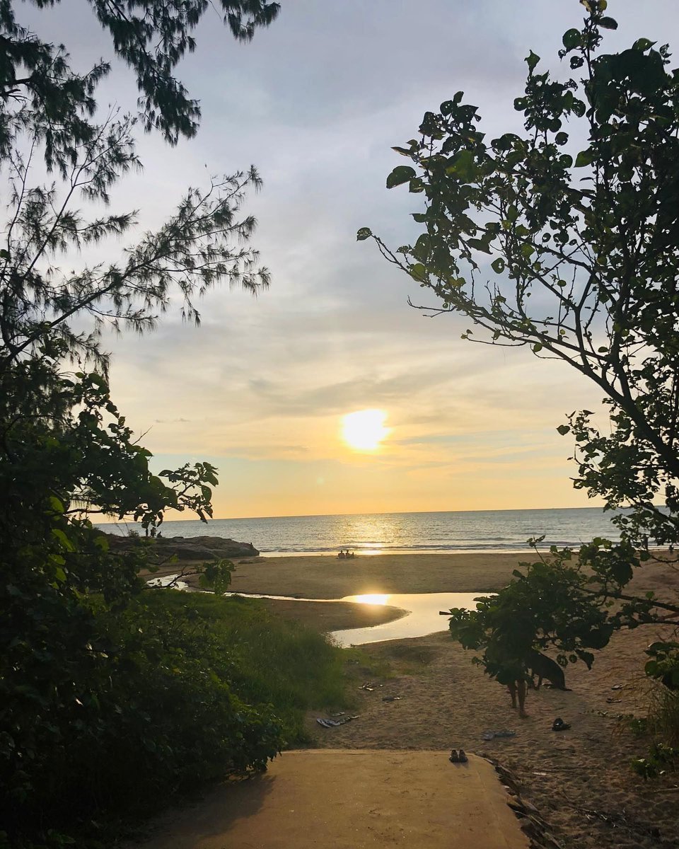 cuinthent's tweet photo. Pubs are back open.

You pull an all nighter and end up on the beach to watch the sunrise on an absolute state. 

What's in your left hand, right hand, and ya back pocket? 🤔
Go!

📸 - @regirab https://t.co/tOIlkDXA6C