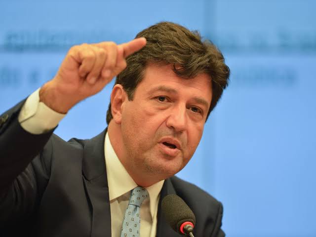 RedeContinua's tweet photo. CORONAVÍRUS: Henrique Mandetta, ex-ministro da Saúde, diz que não é hora de falar em volta do futebol no Brasil. Segundo Mandetta, voltar futebol no Brasil seria "flertar com possibilidade de lockdown". #Mandetta #Covid19 #coronavírus #futebol #FutebolRC https://t.co/ZYIdOTIaA5