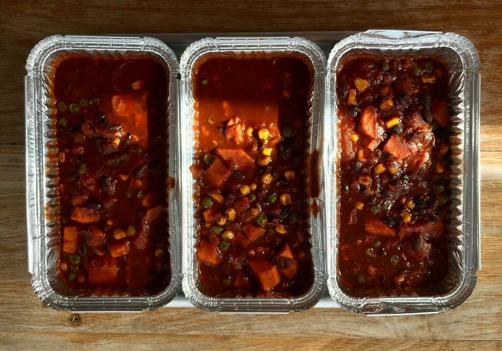 thecopperspoon's tweet photo. Mellow vegetable chilli πΆ
Packed with sweet potatoes, black beans, sweetcorn, onion, peas and tomatoes π
π½π
.
.
.
#marazion #vegetablechilli #mellow #lockdownlunch #vegan #chilli #smokedpaprika #cornwall #takeawayfood https://t.co/PCWn4u5Xv4 https://t.co/ZYrZWPmiXO