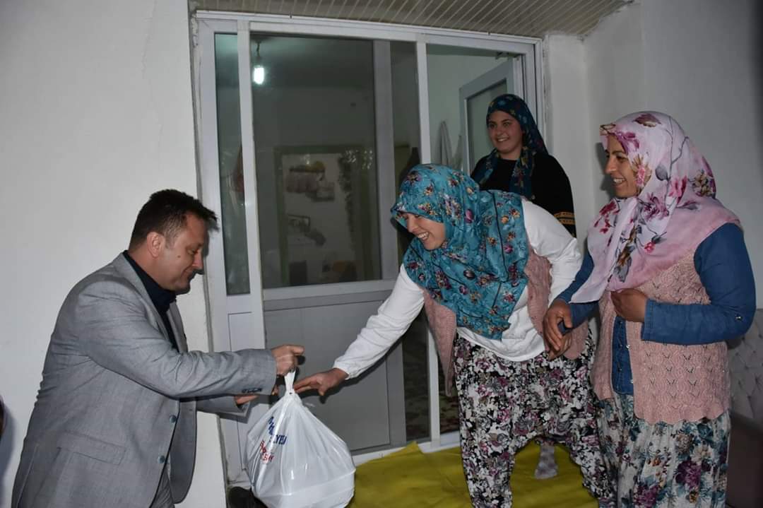 Ramazan ayı rahmet, merhamet ve bereket ayıdır. Ramazan ayı, kimsesizleri sevindirme ayıdır. Bugün Çukur Mahallemizde bulunan KUYUCU ailesinin iftar sofralarına konuk olduk. Ailemizin bizleri yanında görmeleri, onları mutlu ettiği kadar bizleri de onure etmiştir.