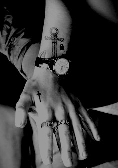 Eterno é tudo aquilo que dura uma fração de segundo, mas com tamanha intensidade que se petrifica e nenhuma força o resgata.