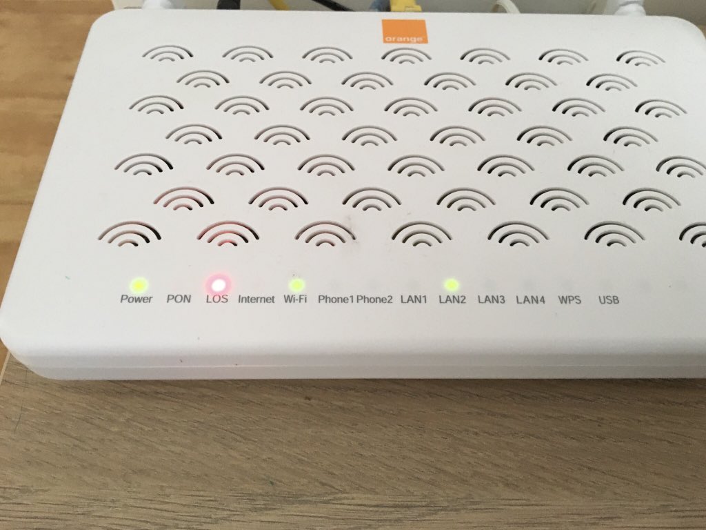 DriSSSlimani's tweet photo. Une semaine de panne à répétition sans que @OrangeMaroc ne puisse avoir la solution ! Et le week-end qui arrive 😓
#fibreoptiquemaroc #lafibreorange https://t.co/wc7a6IuUXw