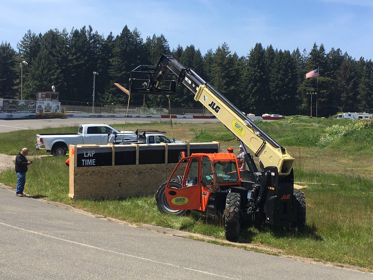 kiemsports's tweet photo. Improvements continue at the Redwood Acres Raceway in Eureka. On Friday, the new scoreboard was installed at the track. @RacinTheAcres https://t.co/9DMIfSRbmk