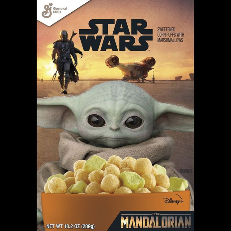 walt_universe's tweet photo. Si estáis buscando un nuevo cereal para disfrutar mientras miráis Disney + por la mañana, General Mills ha anunciado un nuevo cereal de "Star Wars: The Mandalorian". Llegará a las tiendas a finales de este año y presenta piezas de malvavisco en forma de Baby Yoda. https://t.co/H4yfiQFyRI