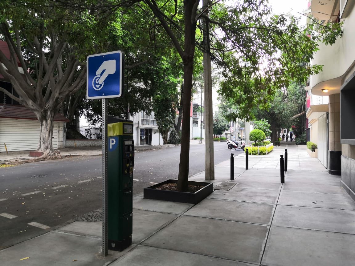 ChilangoCom's tweet photo. ¿Te acuerdas cuando estacionarte en la Condesa era todo un logro? Así lucen sus calles hoy durante la emergencia sanitaria. 📸: Perseo Sánchez https://t.co/4YsC9DrlUB