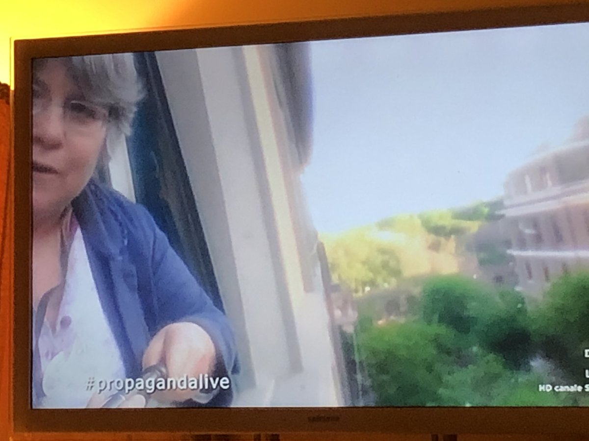 MuriSicuri's tweet photo. Margherita Capponi e le guide autorizzate di Roma! #propagandalive https://t.co/Wz6uiejd8a