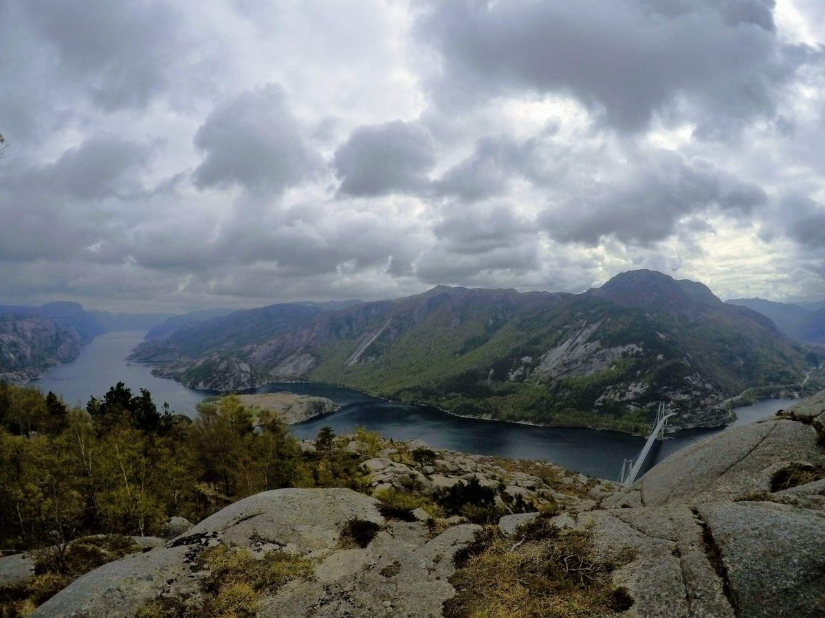 clorinda_ferral's tweet photo. Podría decir tanto de los fiordos noruegos, pero que mejor que las fotos para explicarlo todo!!.. llegué a mi hike numero 7!!!! #hikegroup #amo🇧🇻 #sokkaknutennorway https://t.co/tzwSwIeBeu
