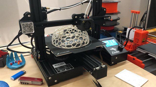 Sigo auto formándome en la impresión 3D aprovechando el confinamiento y esta vez he logrado imprimir sin soportes 🙀. He retomado mis habilidades en 3D y logro materializarlas cada vez mejor 👨🏻‍💻👏🏽 #3dprinters #3dmakers #digitalmarketing