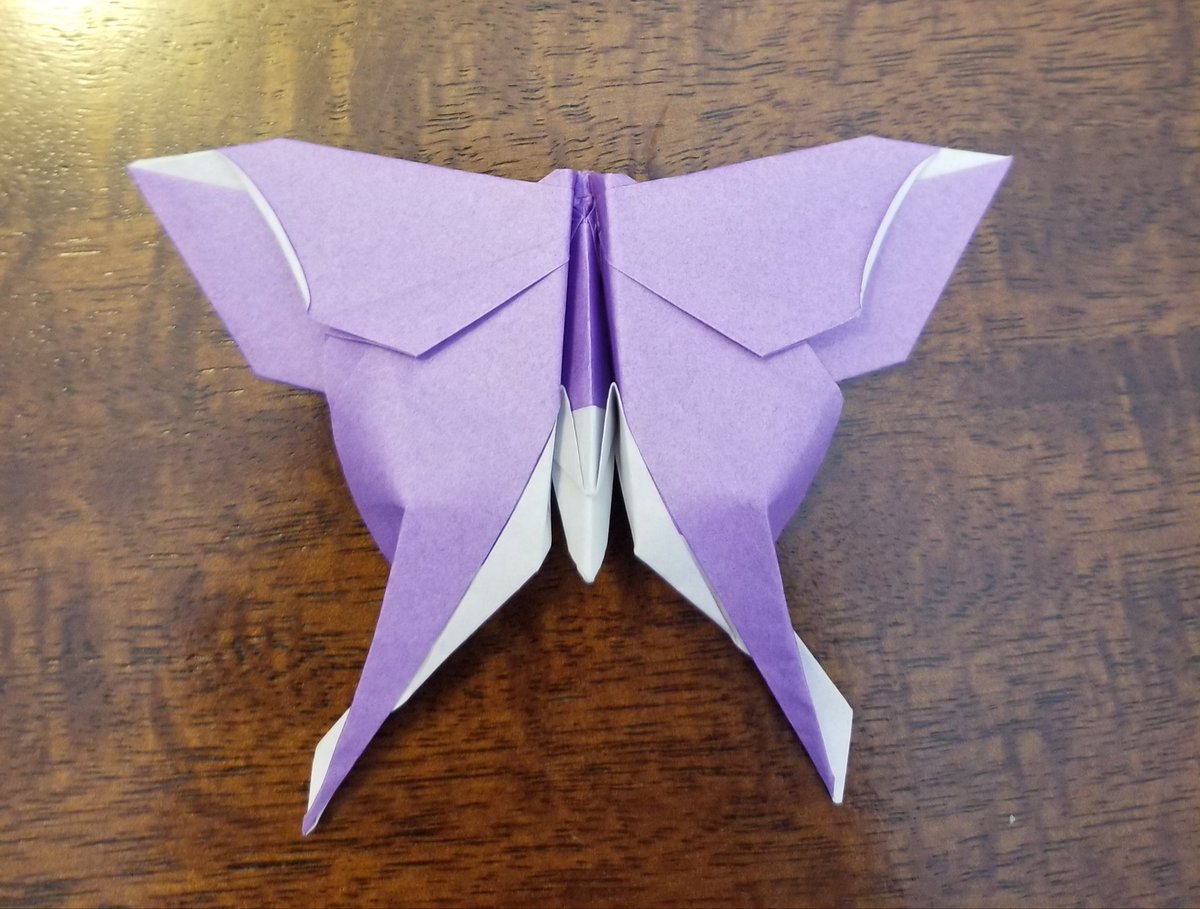 CryptoArmadillo's tweet photo. Mudarri Luna Moth by Michael G. LaFosse. 15cmx15cm paper.
#butterflybook https://t.co/uqFHfYiA1W