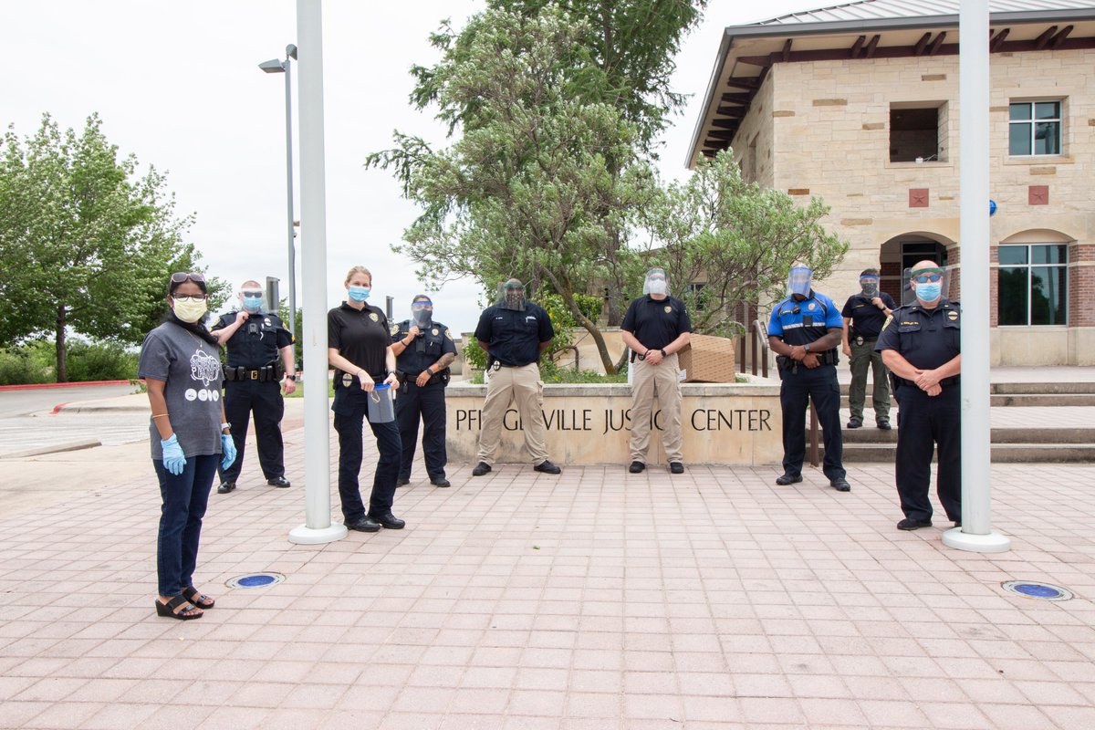 HSA_Pf's tweet photo. Even a crazy windy day couldn't stop us from donating over 100 face shields to the @Pf_Police! @PfChiefRobledo and her entire team accepted the donation at the Justice Center. Thank you for your helping to keep our community safe! We hope these shields help to keep y'all safe! https://t.co/vEhKSq8AMv
