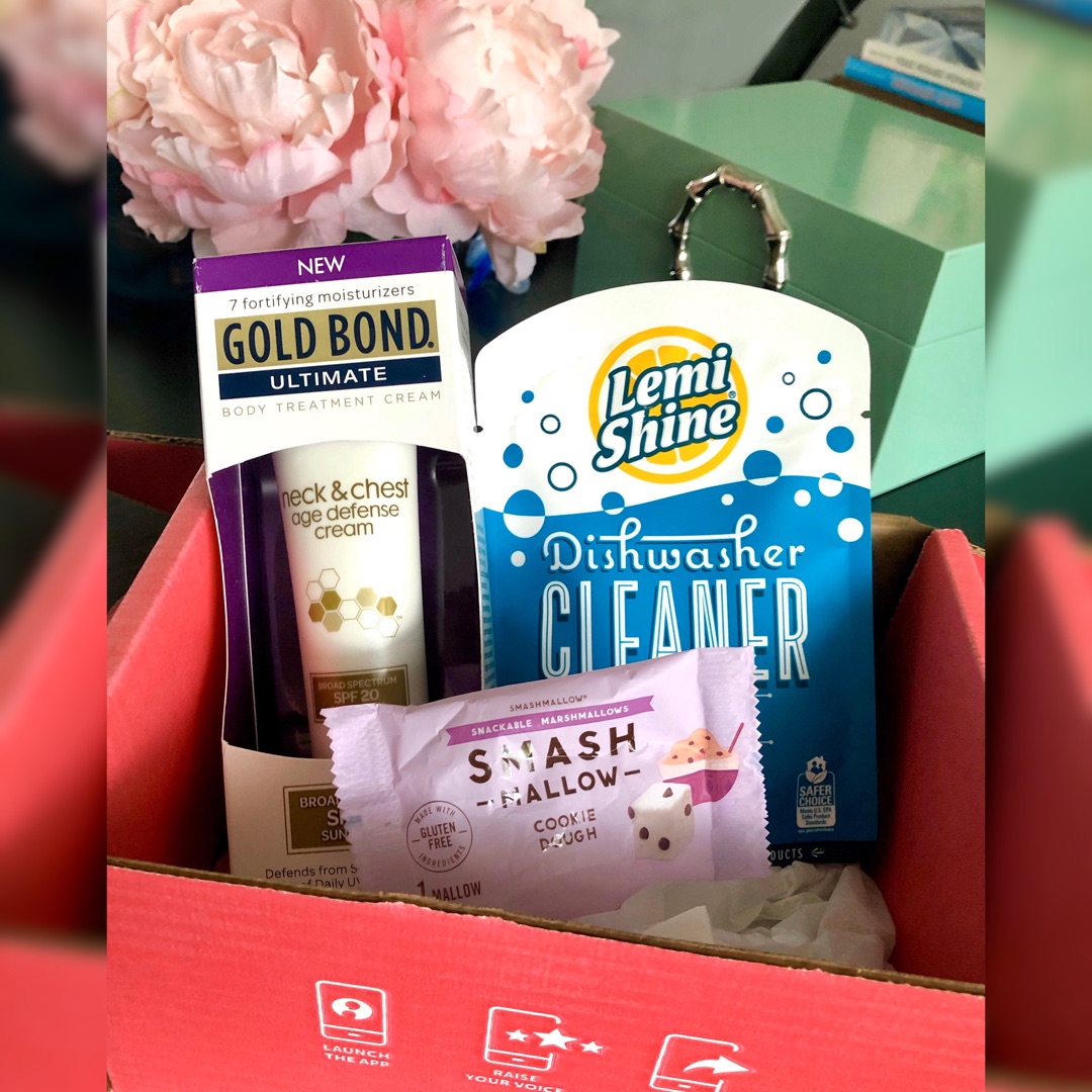 TheStyleDarling's tweet image. Getting surprises in the mail is the best! I received these to review and I already ate the Smashmallow😂 @Influenster @Snackapade @Lemishine #SpringForwardVoxBox #complimentary