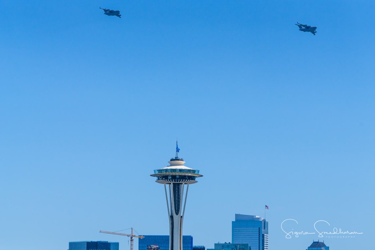 Air Force Salute!!! Boeing C-17 Globemaster III Jetliners circling the city today to salute those on the frontlines of the pandemic. #AirForceSalutes #seattle #WeGotThisWA #WeGotThisSeattle