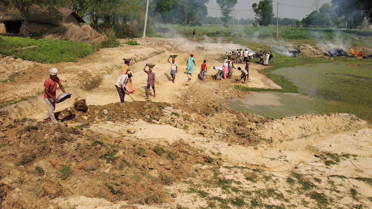 ग्राम पंचायत बछईपुर झगरूपुरवा में  आंधी के घर के पास तालाब खुदाई कार्य करते मनरेगा मजदूर