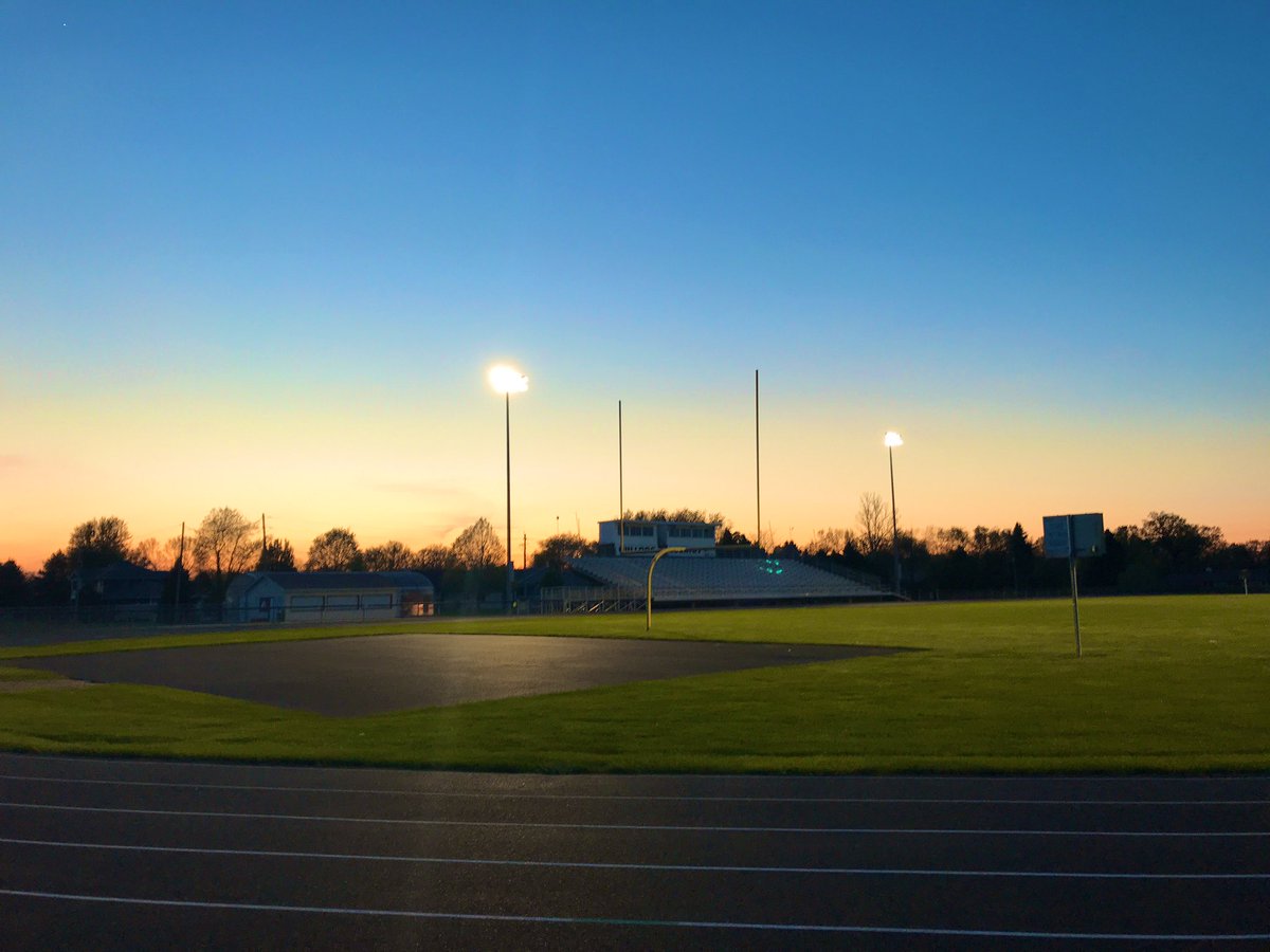 CoachBruemmer's tweet photo. May 8th, Friday Night Lights, 8-840pm! Proud to support the entire Bulldog Community as we #lightupIA! Stay safe and we will see you next week! #BulldogStrong
@IOWAHSADA @kevin_whitehill @IFBCA @RadioOnTheGo @IHSAA @SoundOFF13 @keithmurphy @KWWL @MarkFreundTV @MarkWoodleyTV https://t.co/NwuF682eVi