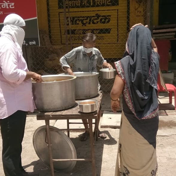 sssso_mah_goa's tweet photo. Sairam
#ThaneSamithi, 8.5.2020, served Mix Dal Rice-750 person #kokanepada, #jankdevinagar #surendercompound, #dinner, Dal rice Soyabean-480 persons @ #sainathnagar #dongripada #kapurbawdi, with help of local authorities, tea70 cups,70 waterbottles to Police on duty
#SSSSOIndia https://t.co/qJ4hQ7jxMS