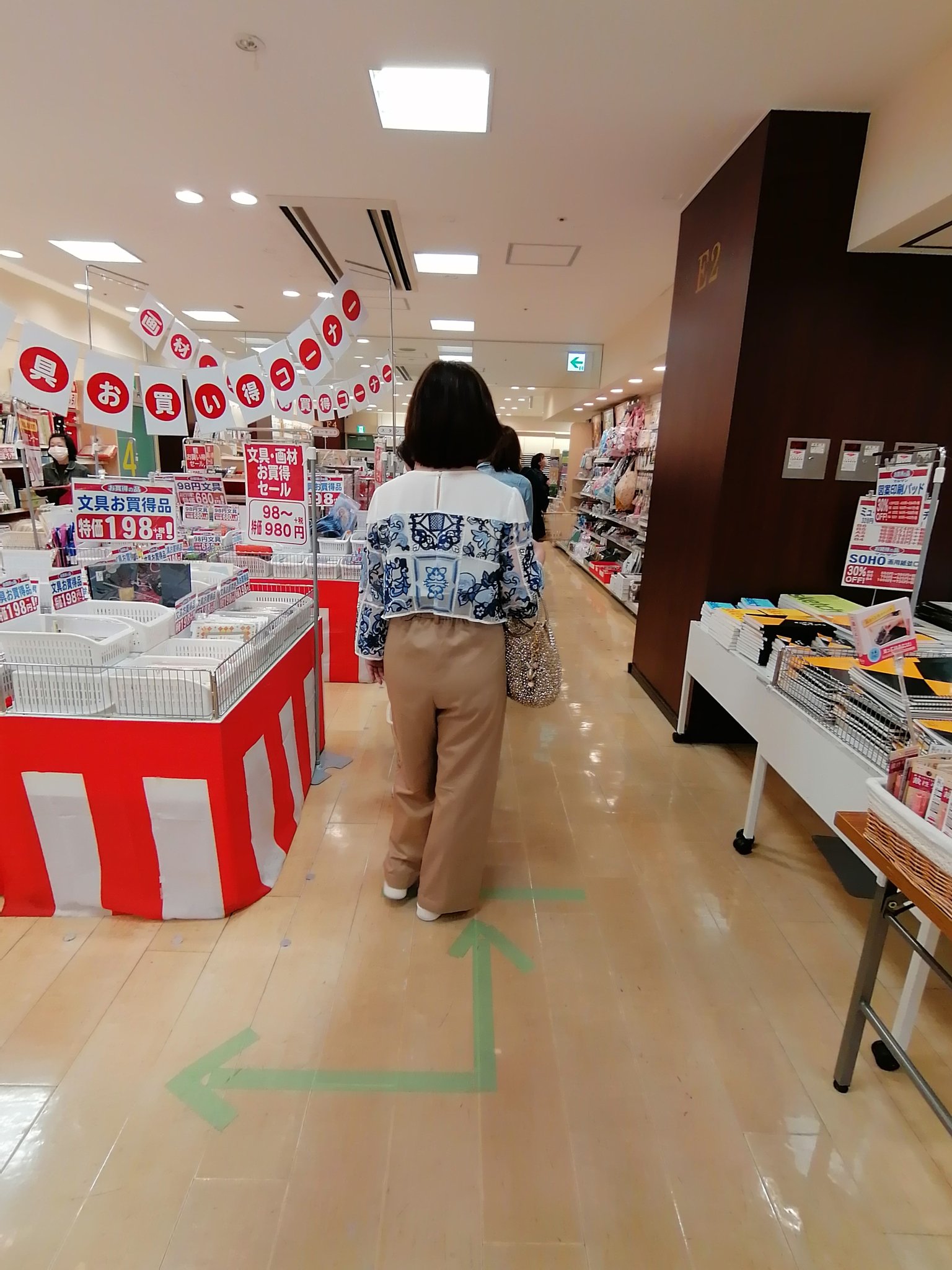 神戸 三宮 ラウンジサラヴォーン 公式 Zoom 用の緑の生地を買いにユザワヤへ ブツはあったが 裁断に行列がフロア一周 レジは４階降りたらこれ又行列がフロア一周 お陰でユザワヤ周遊ツアーでけた 要らんもん色々買ってしまう 緑の生地