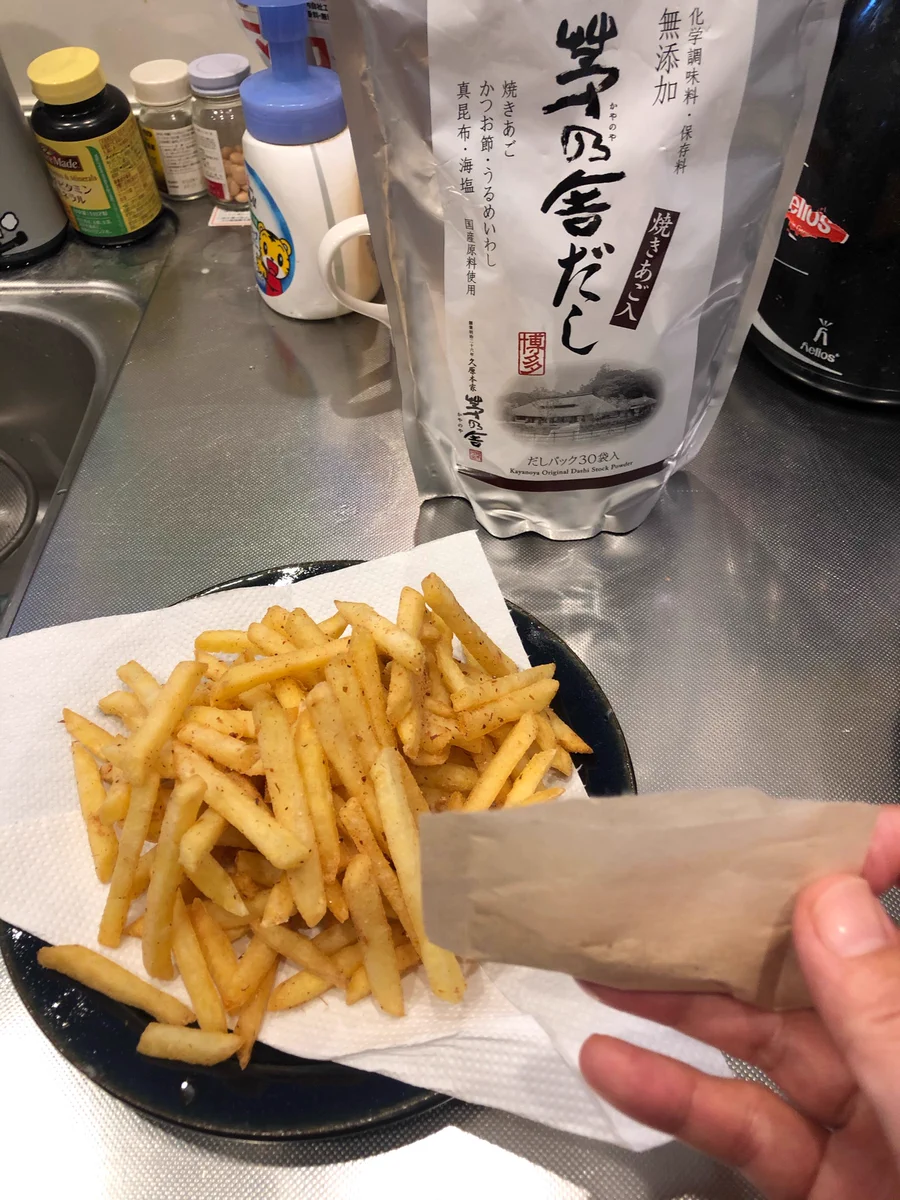 最強のフライドポテトが完成！？揚げポテトに茅乃舎の出汁と塩少々を加えるとめちゃうま！