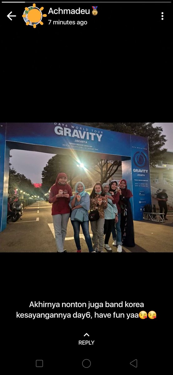 ayurrawr's tweet photo. setiap percakapanku sama suamiku itu nyata adanya karena emang dia agak ajaib.
dia juga ngertiin istrinya suka korea.
aku ngerasa bersyukur bisa ngeliat apa yang orang lain gabisa liat dari diri dia.
dia itu pendiem, tapi kalo sama orang yang disayang dia care banget.
kaya ini: https://t.co/IEymIG4quw