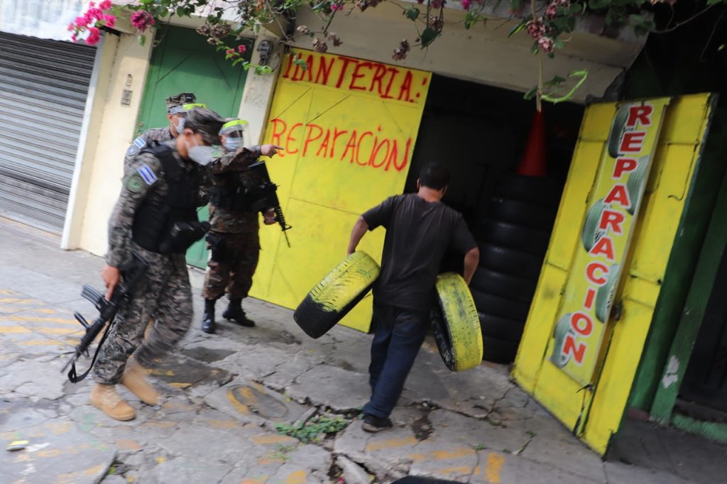 merino_monroy's tweet photo. A 45 horas de haber iniciado la ejecución del Decreto 22, la @FUERZARMADASV mantiene el 100% de sus efectivos colaborando en la lucha contra el #COVID19. El respeto de las disposiciones sanitarias establecidas, es vital para salvar muchas vidas. Se solidario. #QuédateEnCasa. https://t.co/oshrWKin5h