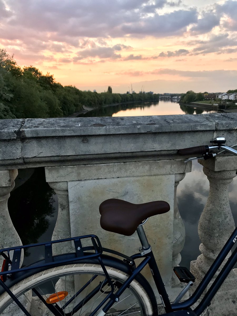 EmanuelaPatti1's tweet photo. My ride today to Richmond Park through Ham House (and with a glorious sunset on Chiswick Bridge on the way back) #onerideaday https://t.co/1rWZv8TchD