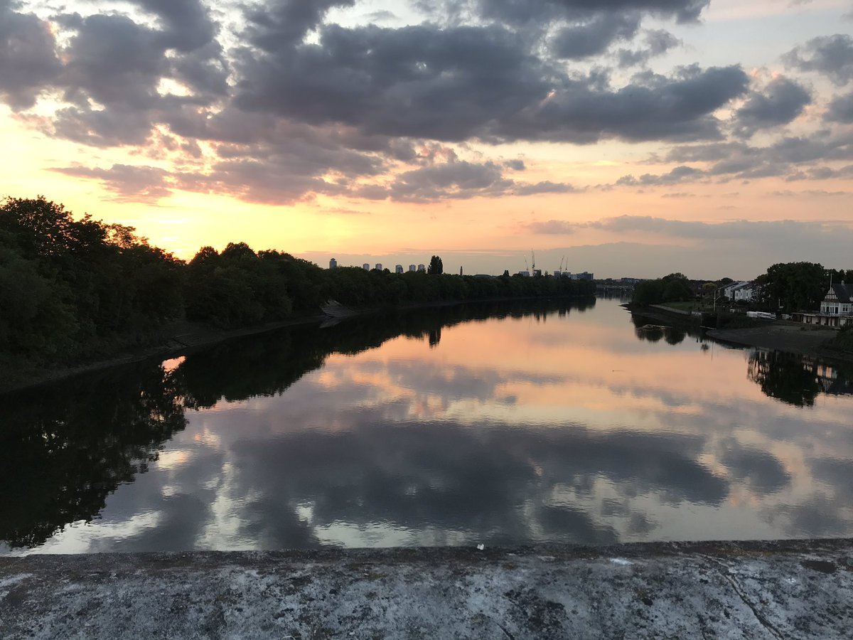 EmanuelaPatti1's tweet photo. My ride today to Richmond Park through Ham House (and with a glorious sunset on Chiswick Bridge on the way back) #onerideaday https://t.co/1rWZv8TchD