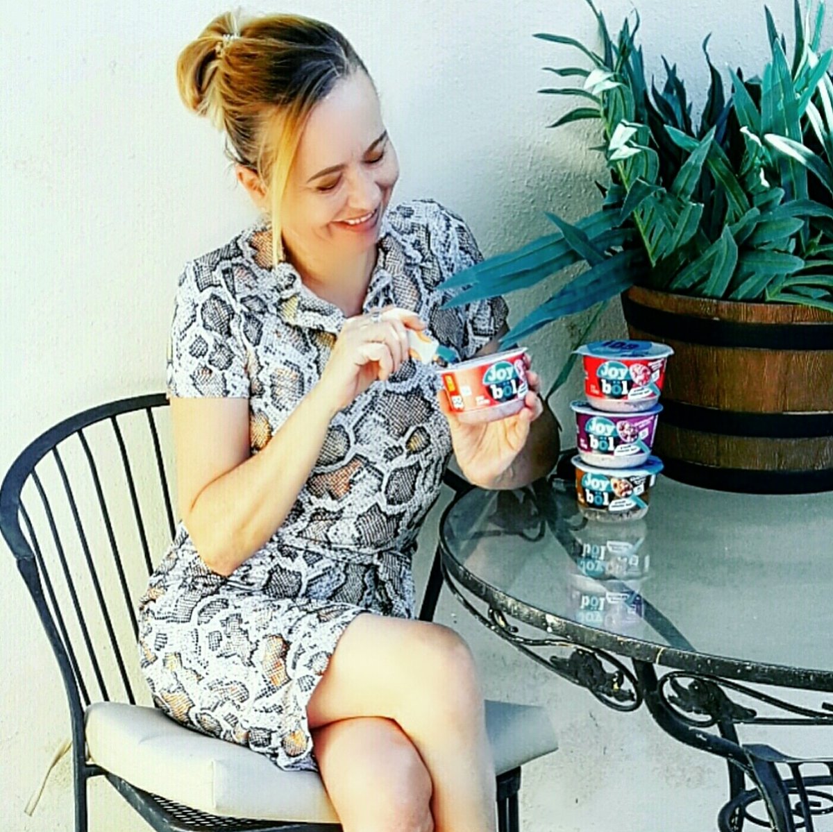 nurse_shannan's tweet photo. ad🙆 I've teamed up with
@KelloggsUS to help spread the word about their new crunchy creamy
#JoyBol bowls. 🍎
#TeacherAppreciationWeek I sent a box to my bff who's a teacher. Find #joybowl on @amazon
🍎
#amazon #joybreak #joyofappreciation #myjoybreak #momselect #socialspotters https://t.co/lk4zbnldm9