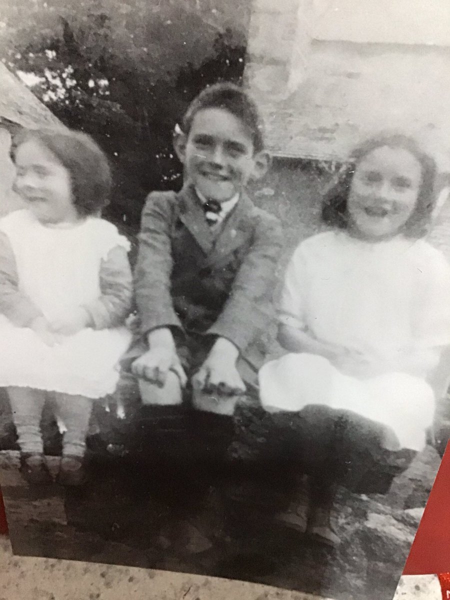 BettyGordon_'s tweet image. Cuando estuve en #Dublin mi Mammy Irlandesa me mostró sus fotos, #CatherineByrne es la pequeña a la izquierda, #PatsyByrne quien murió de tuberculosis poco tiempo después de esta imagen y #MaryByrne #InMemoriam