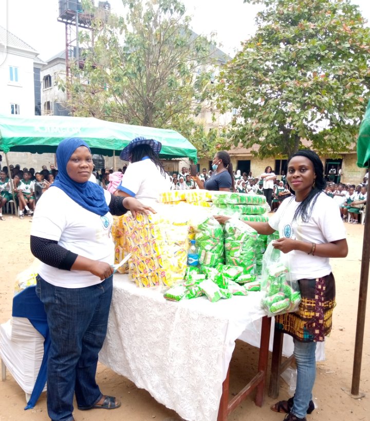 FeyiNation's tweet photo. Years throwback pictures on Menstrual hygiene and free sanitary pads give out. .@riseupforgirls
.@HameedatBalogun .@g2winofficial .@PAWAfrica
#Girls
#girlsissues
#menstrualhygiene
#sanitarypads
#rural
#Ruralriverine
#community https://t.co/KxWa2SYbCP