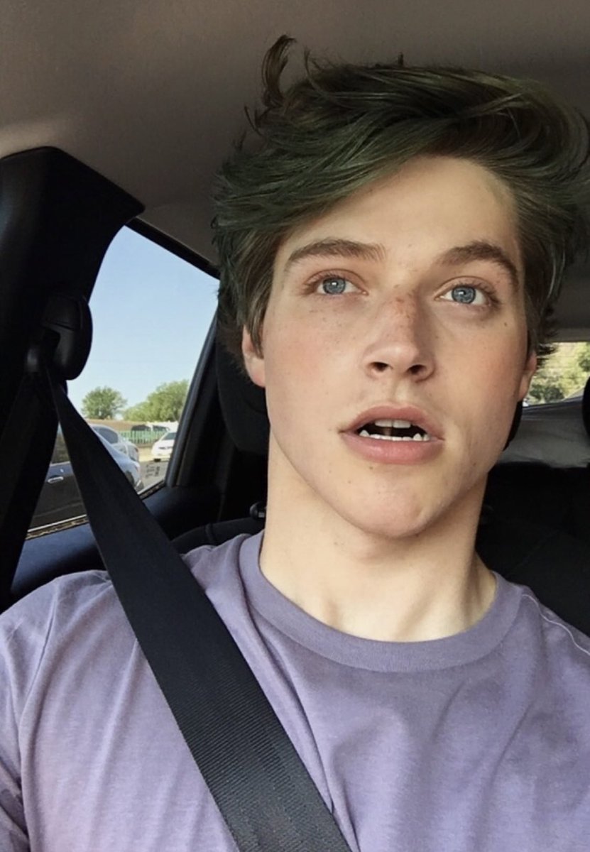 sabrinasfroy's tweet photo. froy with green hair i miss this🥺🥺🥺 https://t.co/73Aw7QPGSl