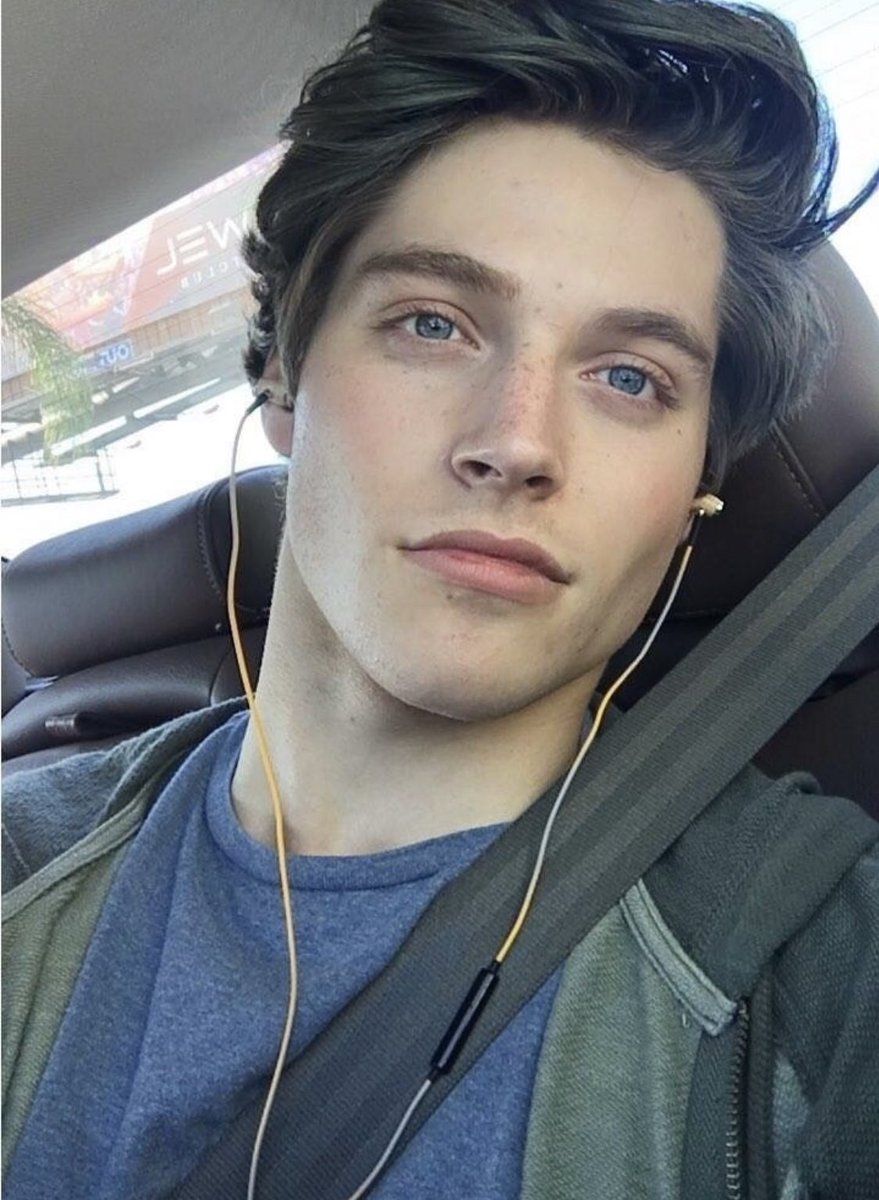 sabrinasfroy's tweet photo. froy with green hair i miss this🥺🥺🥺 https://t.co/73Aw7QPGSl