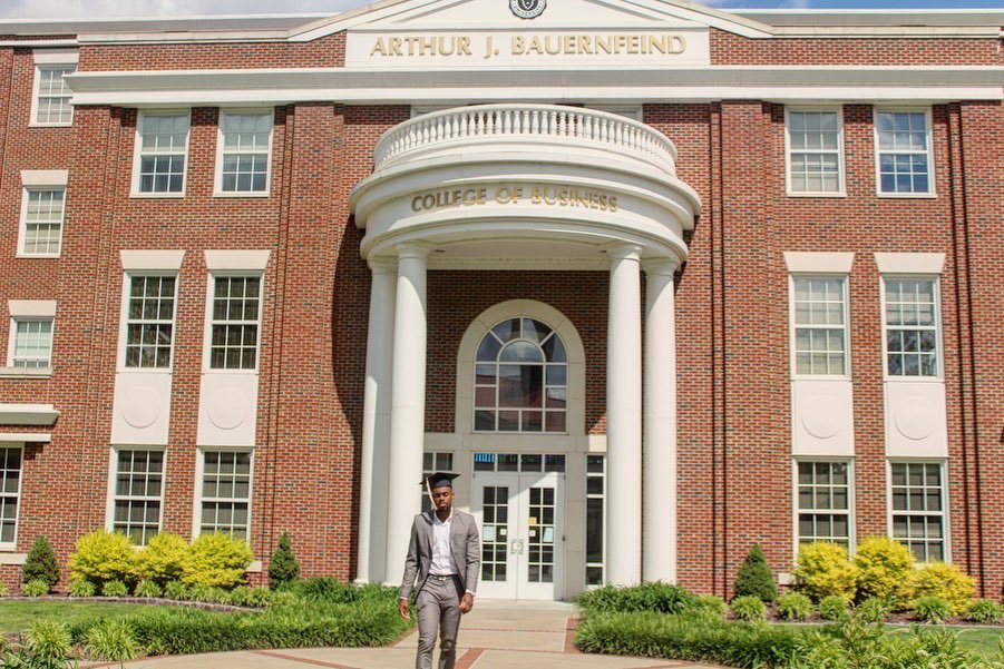 JonathanMoss_2's tweet photo. It's been a true blessing Murray State! The things I've experienced at this University will be stuck with me forever. I thank God for giving me this opportunity to attend this school. Graduating with my Bachelor's in Business Administration with a 3.0 GPA. God is good 🙏🏾🙏🏾🙏🏾 https://t.co/XPHepedwxR