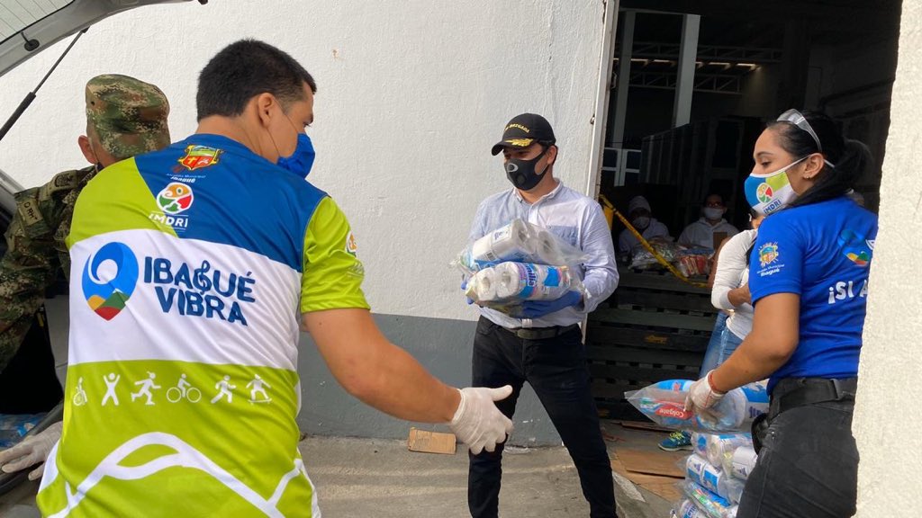 portelaibague's tweet photo. #IbaguéSegura #Imdri Ayer y luego de la respectiva caracterización de la población, con los funcionarios, contratistas del @imdribague y el @Ejercito_Div5 entregamos 730 Kit de la Vida en la Comuna 9. @Andreshurtado_7 @Alcaldiaibague https://t.co/zrdrT1wva7