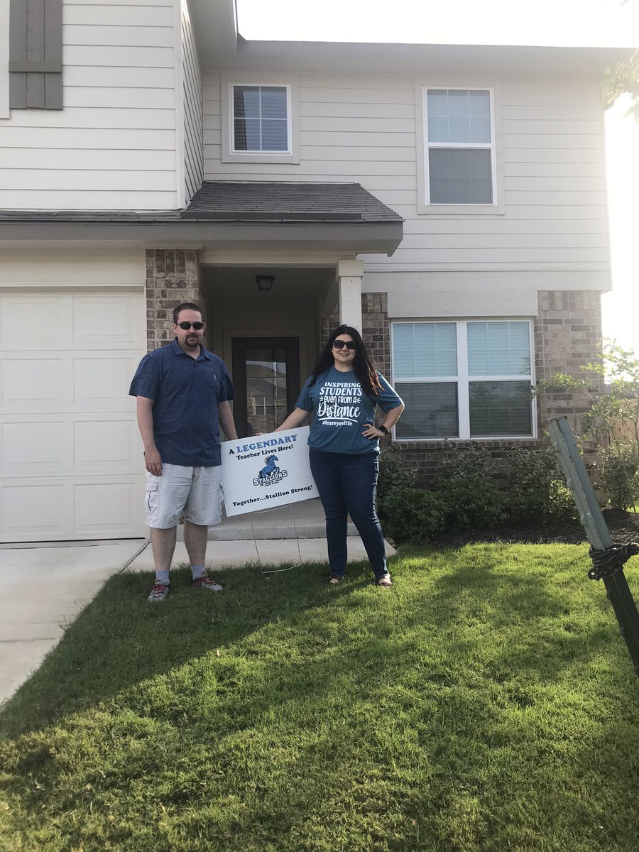 MrsMonicaK's tweet photo. Thankful to work for such a great a great school district. We both received surprise visits and gifts from our administrators today. What a nice way to end teacher appreciation week. #losreyeslife #thisisfolks #nisd https://t.co/2UGXADo0bB