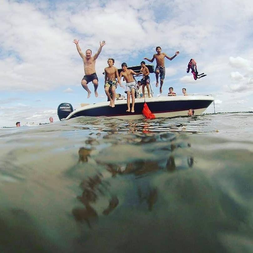 SilverBoats's tweet photo. En Astillero Silver Boats trabajamos para llevar buenos momentos a nuestros clientes.

Nuestros  #momentosilverboats es mas que un hashtag, es a lo que aspiramos con cada lancha entregada.

Que nuestros clientes puedan vivir a bordo experiencias inolvidables. https://t.co/HwrlOHSnUm