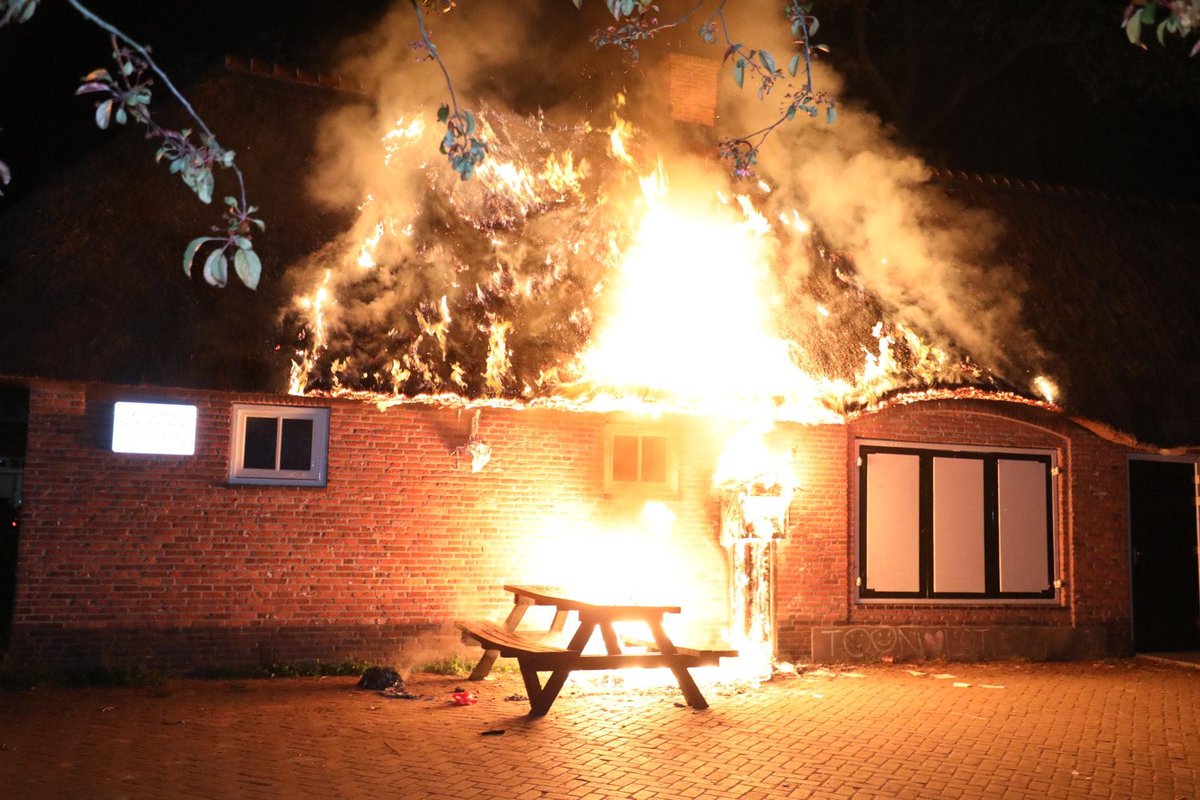 Felle, uitslaande brand in buurthuis Haarlem-Noord..