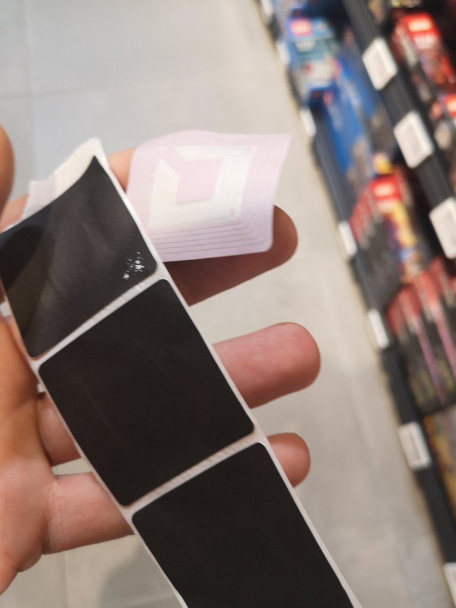NiemalsManuel's tweet photo. Als wir diese Piepsdinger im Supermarkt gefunden und bei random Leuten an die Einkaufswägen geklebt haben https://t.co/0UVD91vzp9