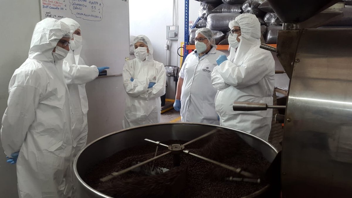 Produccion_Ecu's tweet photo. La viceministra de Promoción de Exportaciones e Inversiones @vchavezman, visitó la planta de la exportadora #CAFECOM donde constató la adecuada aplicación de sus protocolos de bioseguridad para garantizar el consumo de su café y salvaguardar a sus empleados. #ReactivacionEcuador https://t.co/eAdJh03TLB
