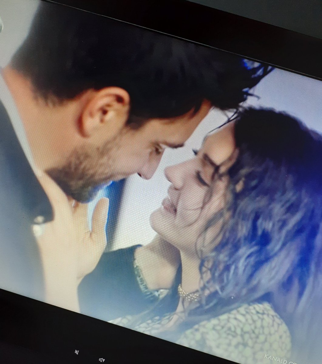 AfiliAk20's tweet photo. Bu sahneden hala çıkamayan tek ben olamam hergün izliyorum dhfhshd
#afiliask #ayker https://t.co/rJevpcEOY8