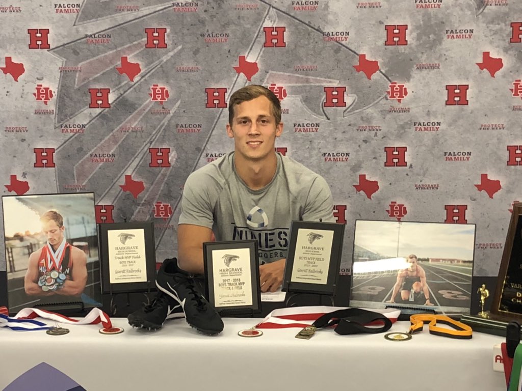 Coach_MacCFISD's tweet photo. Super PROUD of this Huffman 2020 Senior!
Great 🏈 player going to run 🏃 @coschoolofmines.
Making us Falcon Proud.
#FalconFamily https://t.co/K5eQxrl6MO