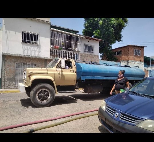 Calle 19 de abril del Sector los Olivos Viejos. Fue atendido con un camión cisterna. Atendiendo al 100% la comunidad. Gracias <a href="/AlcaldePedroB/">Pedro Bastidas</a> <a href="/CjalaEneis/">Cjala. Eneis Maneyro</a> @amigosdemaracay <a href="/RMarcoTorres/">Rodolfo Marco Torres</a> <a href="/NicolasMaduro/">Nicolás Maduro</a> @Mp_Comunas <a href="/GirardotConcejo/">Concejo Mun. Girardot</a> nuestros Consejos Comunales activos