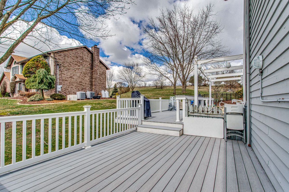 PghPropertyDiva's tweet photo. This entertainer's paradise is an outdoor oasis. Boasting an In-ground Pool, Sports Court, Outdoor Kitchen, Poured Concrete &amp; Lush Landscaping.
https://t.co/vcztTdo1vG https://t.co/ug2In5Ro9h
