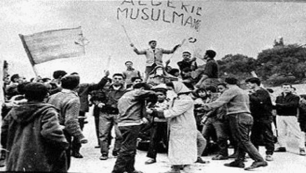 GuetoucheWahiba's tweet photo. في الوقت الذي كان الاعلام الفرنسي يروج للاحتفالات التي عمت الجزائرفي 8ماي1945،كان أبناء الجزائر يبكون شهداءهم الذين أبادتهم القوات الفرنسيةبلا رحمة في مختلف المدن الجزائرية وخاصة في سطيف،قالمةوخراطة لأنهم وثقوا مخدوعين في وفاء فرنسا بوعدها في منحهم الاستقلال
#مجاز #فرنسا #الجزائر https://t.co/8VFHiB1byg