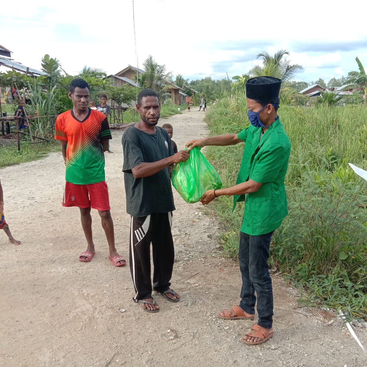 Official_Ansor's tweet photo. Giat Pembagian Sembako Kepada Warga Asli Muslim Papua (Suku Kokoda)
Kab. Sorong - Papua Barat

#AnsorBelaNegeri https://t.co/z9mS5Odhqj