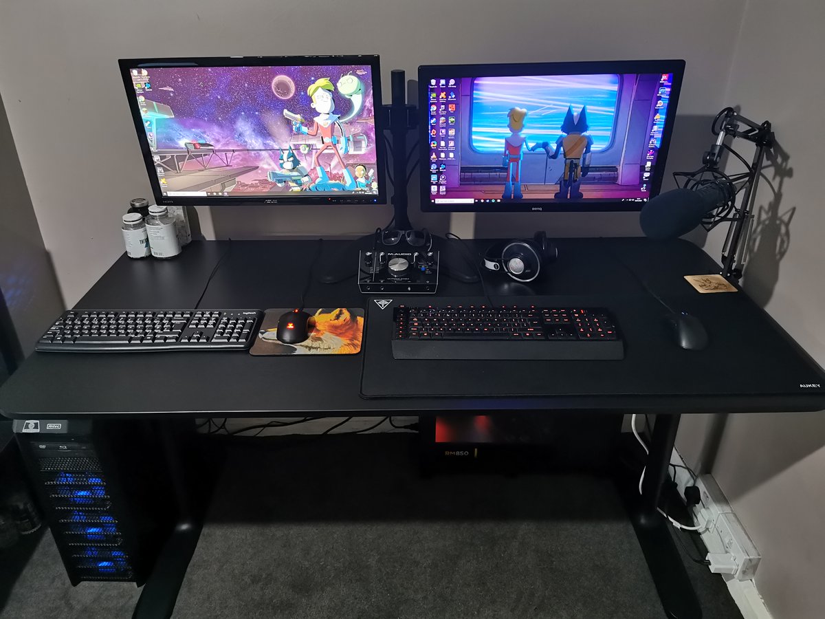CaptinFarrow's tweet photo. Updated Stream setup/His and hers squeezed in gaming setup 🤣

https://t.co/I5RPVSsnBk https://t.co/095pGAhIe4