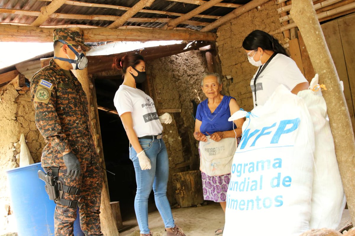 Gobierno_SV's tweet photo. Estos paquetes alimenticios podrán ayudar a estas familias durante la pandemia por #COVID19, además están preparados para brindar balance nutricional a toda la familia. https://t.co/0xRm3VFcMq