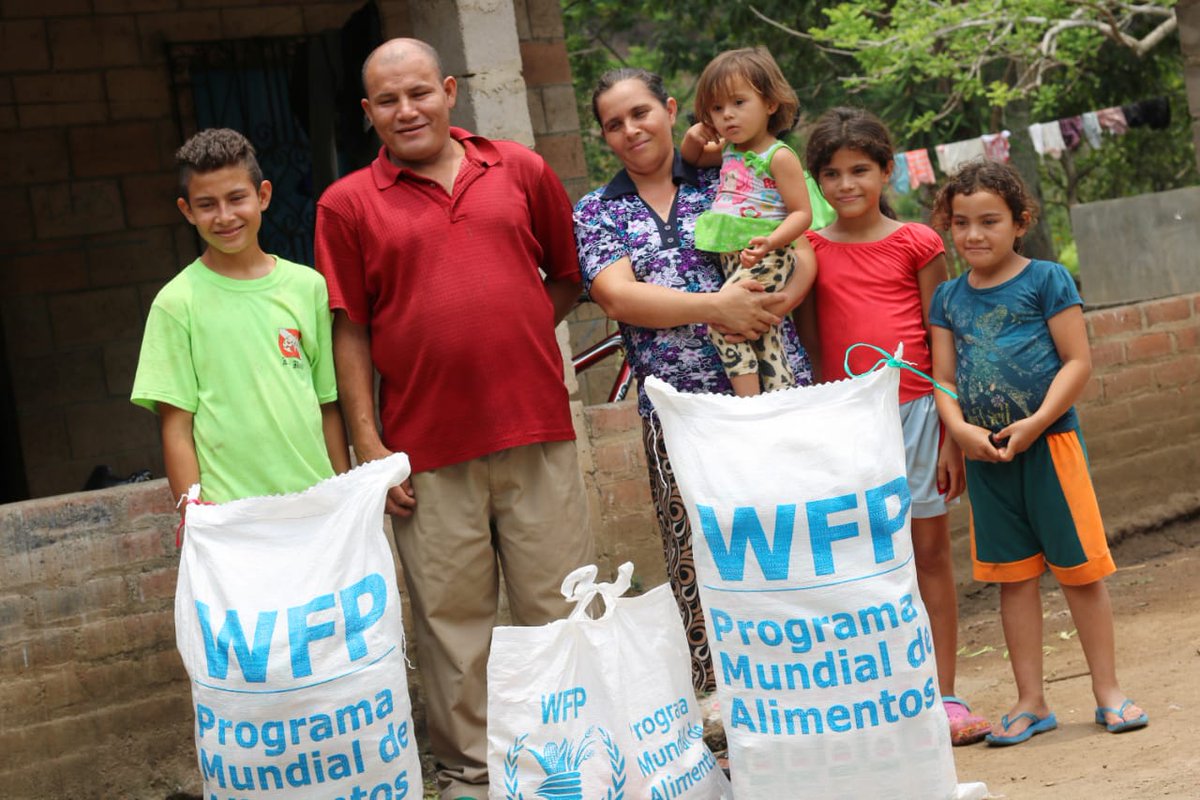 Gobierno_SV's tweet photo. Estos paquetes alimenticios podrán ayudar a estas familias durante la pandemia por #COVID19, además están preparados para brindar balance nutricional a toda la familia. https://t.co/0xRm3VFcMq