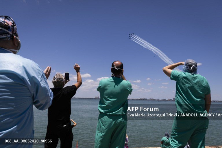 evamarieu's tweet photo. Medical workers watch Blue Angels flyover to salute frontline COVID-19 responders at Mount Sinai Medical Center in Miami, Florida, United States on May 8, 2020. Eva Marie Uzcategui Trinkl / Anadolu Agency
#COVID19 #MedicalWorkers #BlueAngels #WomenPhotographs #WomanInPhotography https://t.co/nLHacPB4KQ