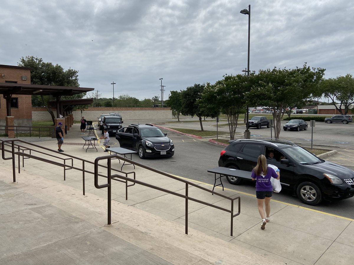 GoodnightSMCISD's tweet photo. Had our first round of curbside locker pick up! Was wonderful seeing our families if even from a safe distance! #WeAreOGMS #GoodnightStrong @OGMS_Rattlers @OGgirlathletes @SmcisdU @Walker__216 @Coach_Pac @coachcoleman_PE @educategalore https://t.co/5dx9jjpZwk