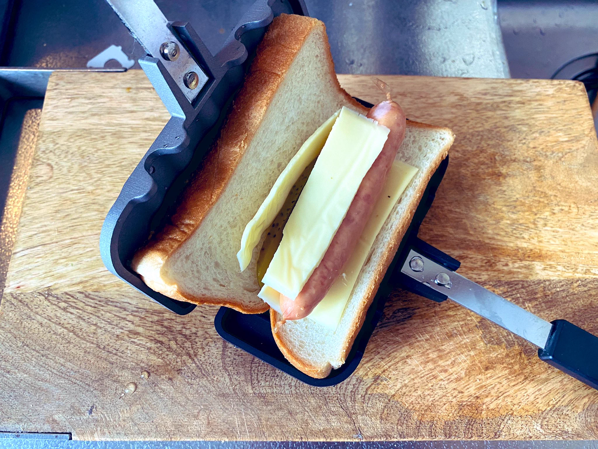 パン１枚で焼けるホットサンドメーカー。モーニングにも便利そうな大きさです。
