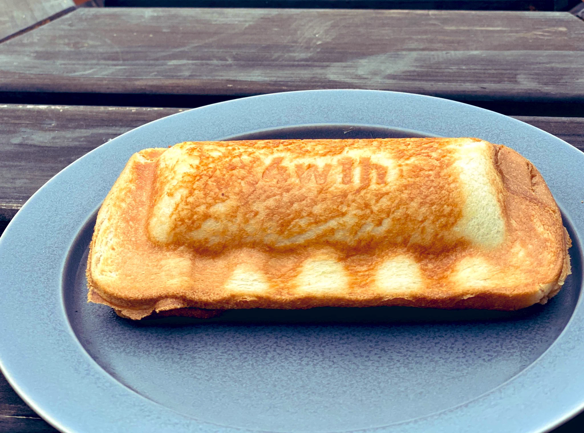 パン１枚で焼けるホットサンドメーカー。モーニングにも便利そうな大きさです。